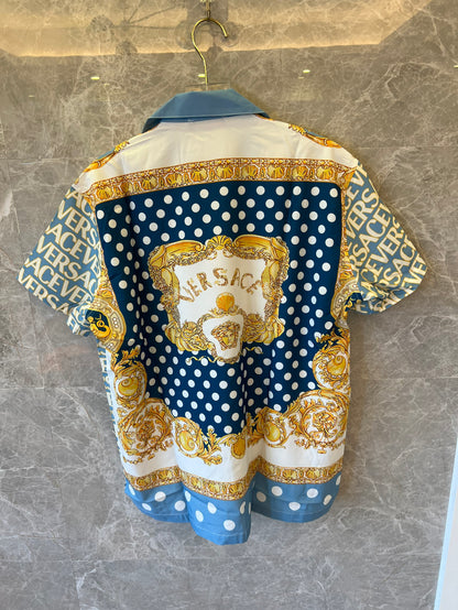 Camisa de manga corta con botones y estampado barroco de lunares azules de Versace