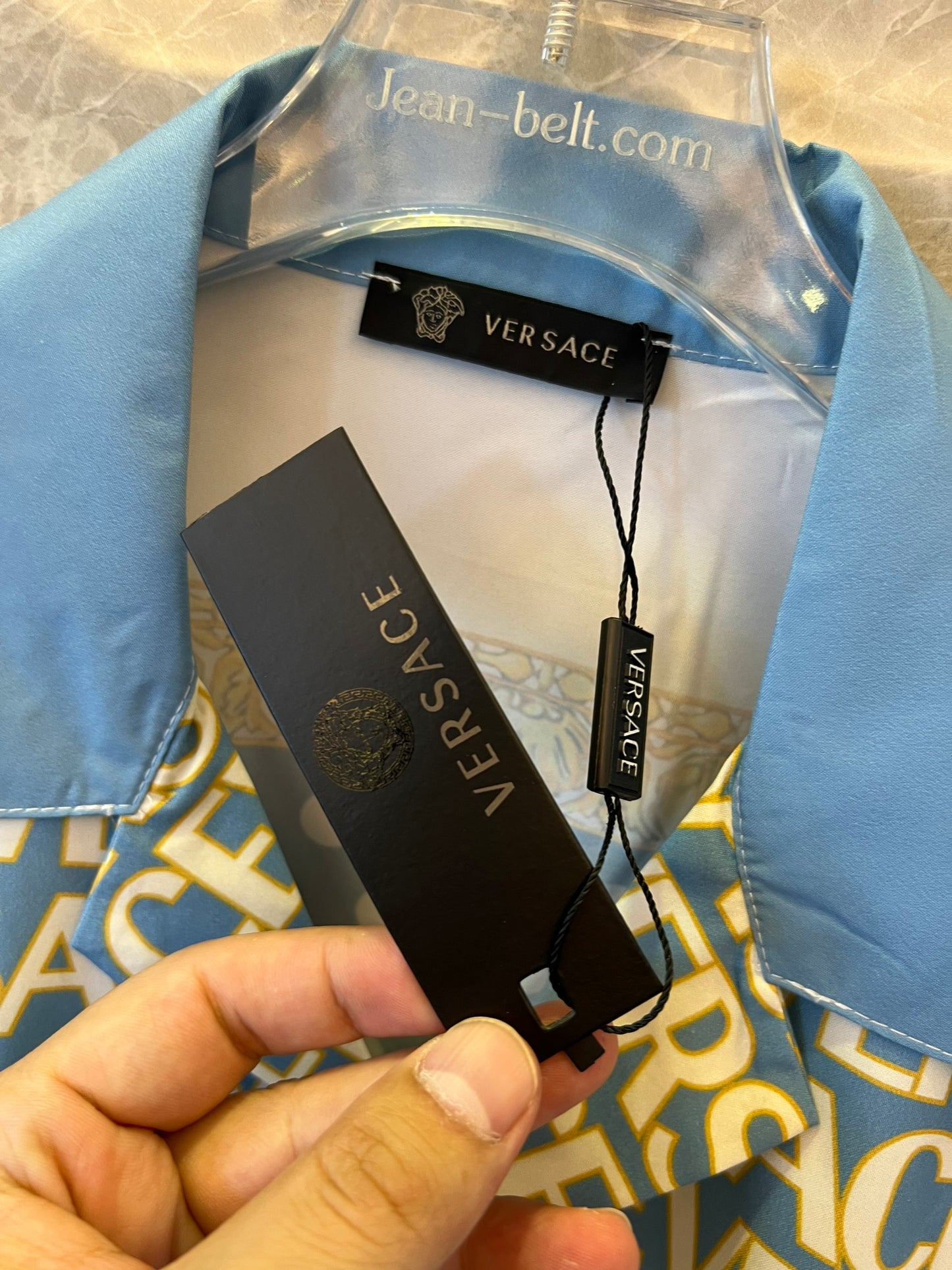 Camisa de manga corta con botones y estampado barroco de lunares azules de Versace