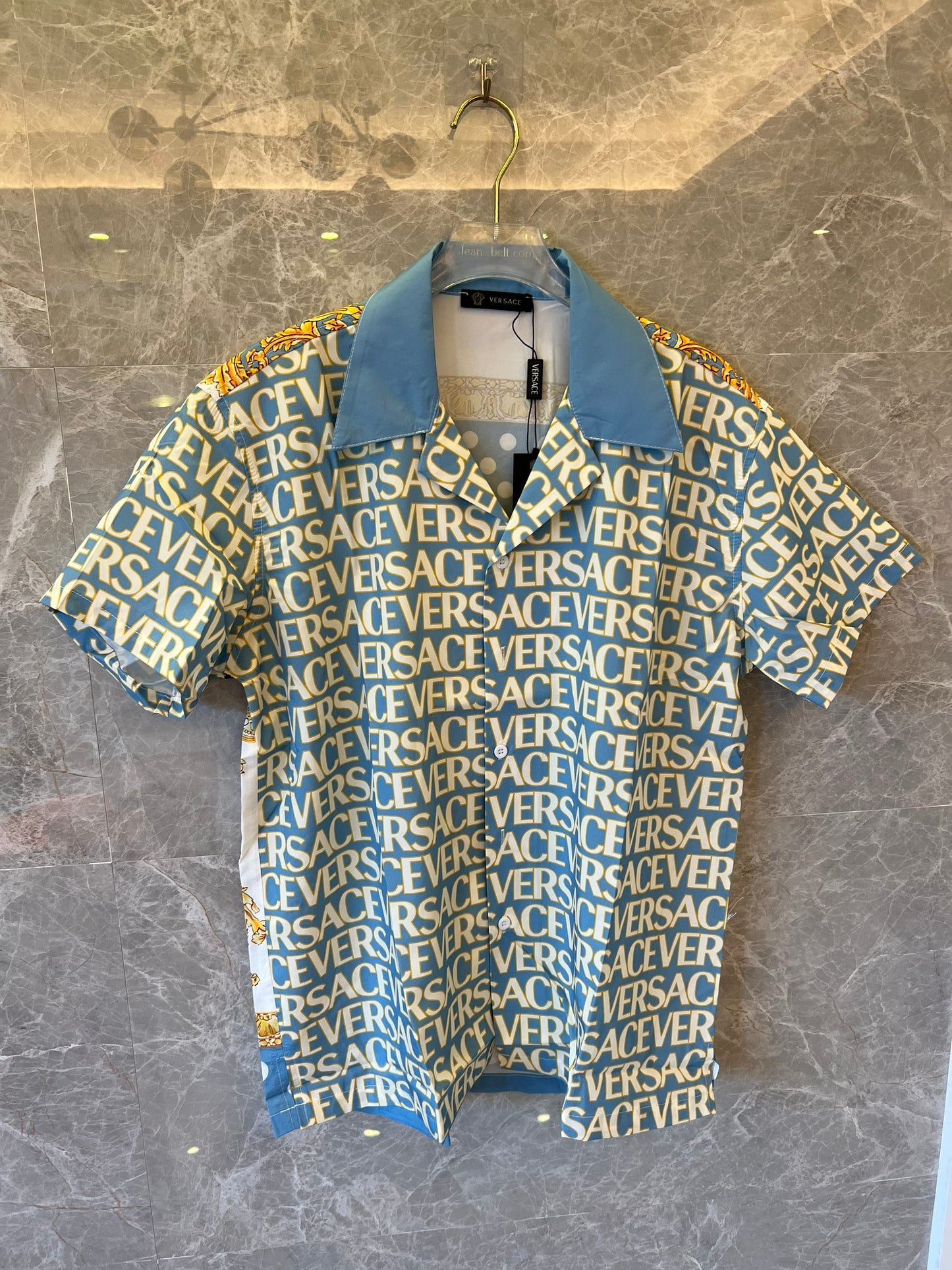 Camisa de manga corta con botones y estampado barroco de lunares azules de Versace