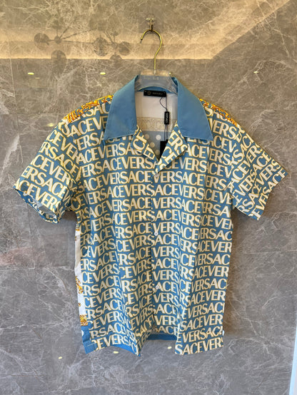 Camisa de manga corta con botones y estampado barroco de lunares azules de Versace