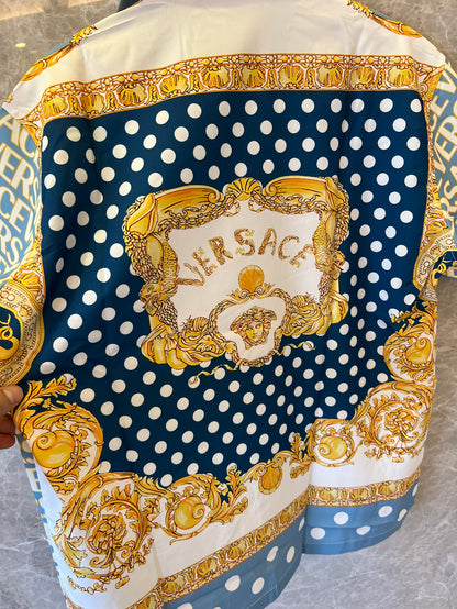 Camisa de manga corta con botones y estampado barroco de lunares azules de Versace