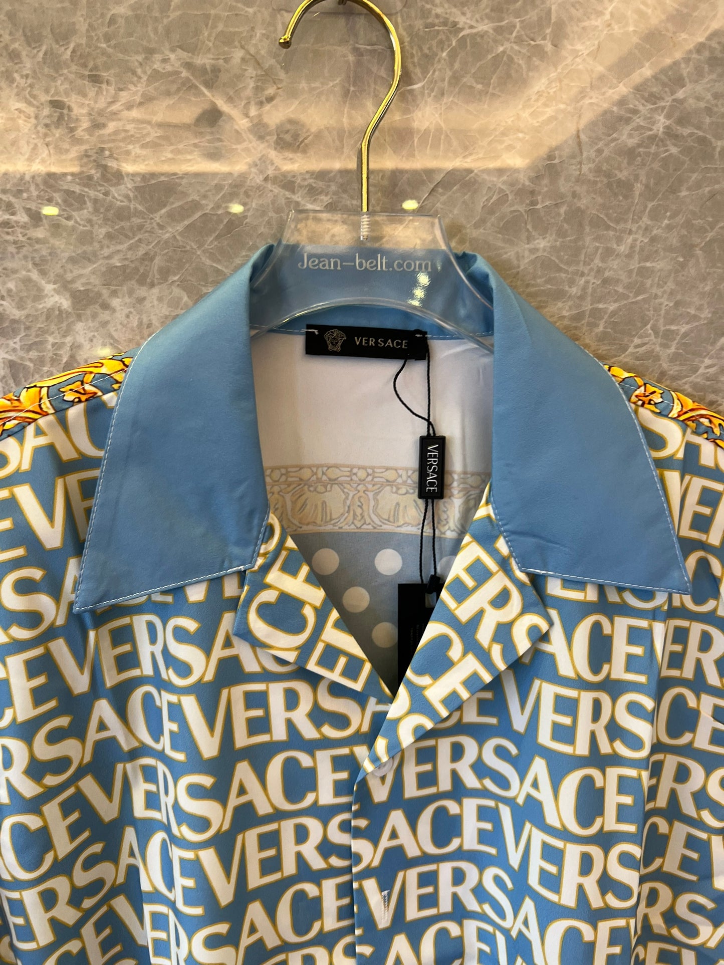 Camisa de manga corta con botones y estampado barroco de lunares azules de Versace