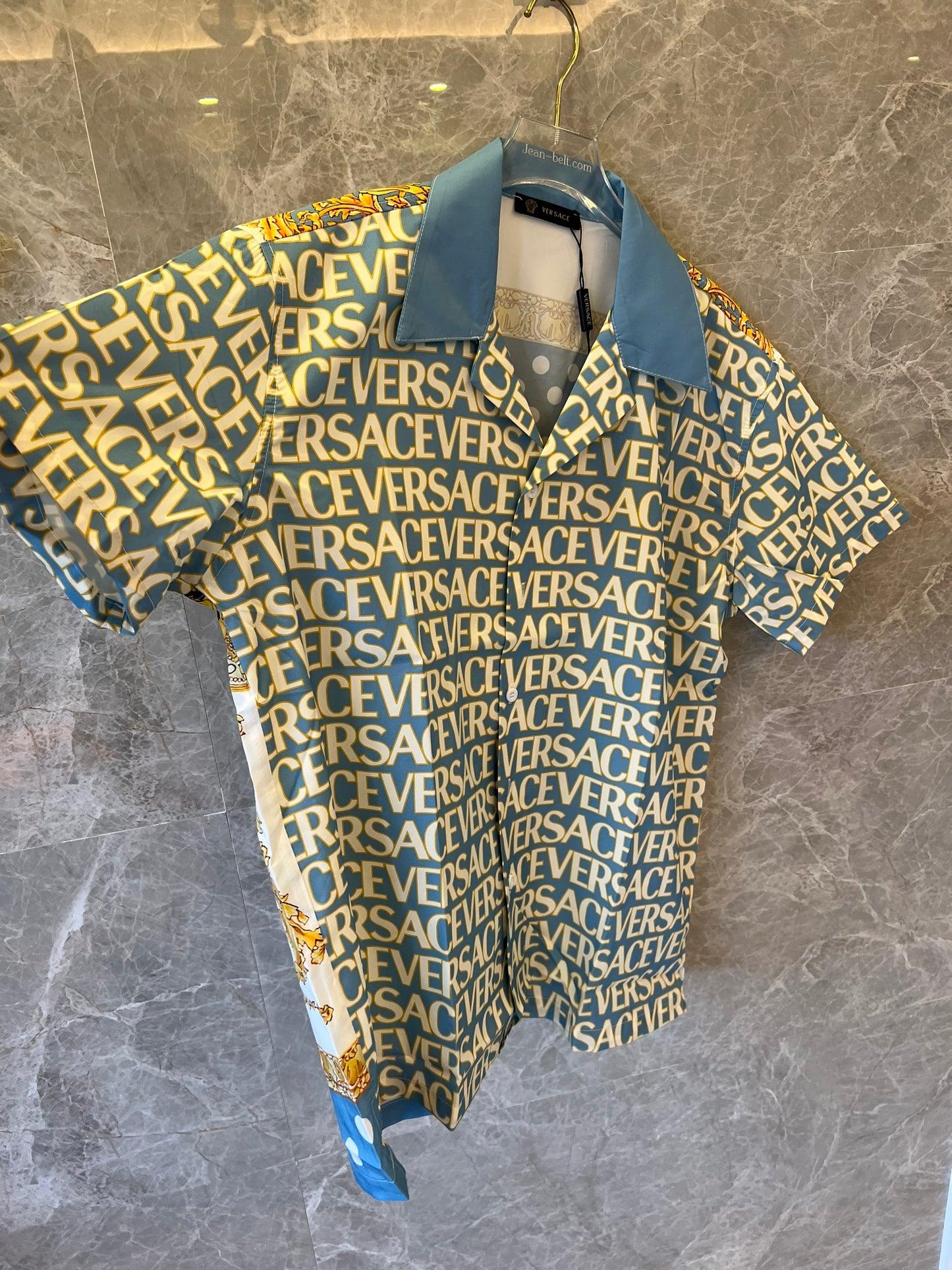 Camisa de manga corta con botones y estampado barroco de lunares azules de Versace