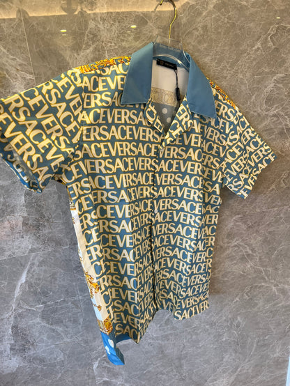 Camisa de manga corta con botones y estampado barroco de lunares azules de Versace