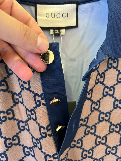 Camisa polo bege e azul marinho com monograma Gucci e estampa GG
