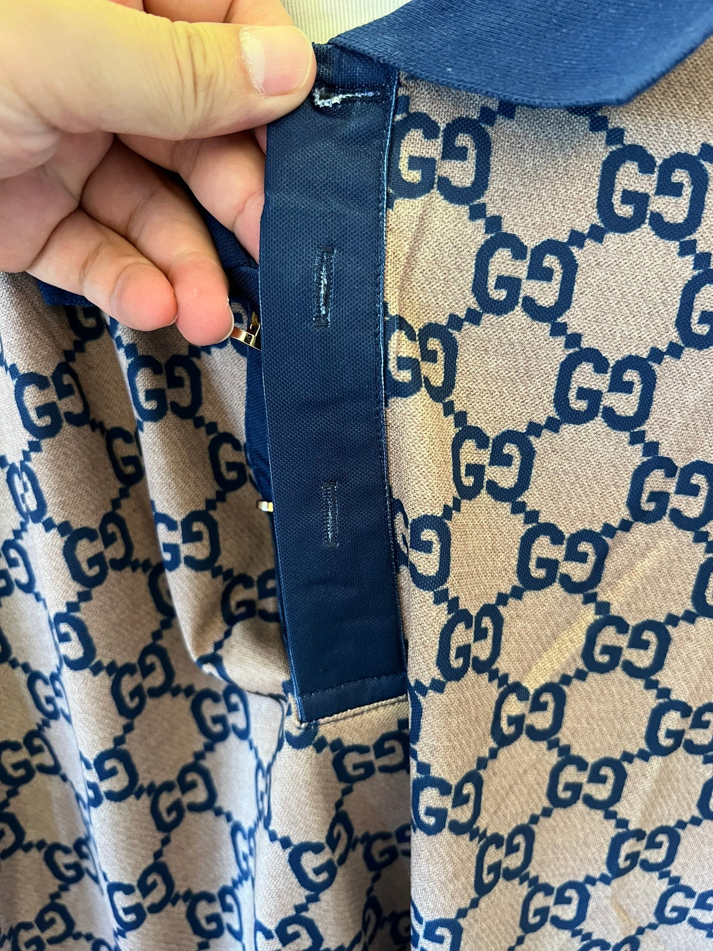 Camisa polo bege e azul marinho com monograma Gucci e estampa GG