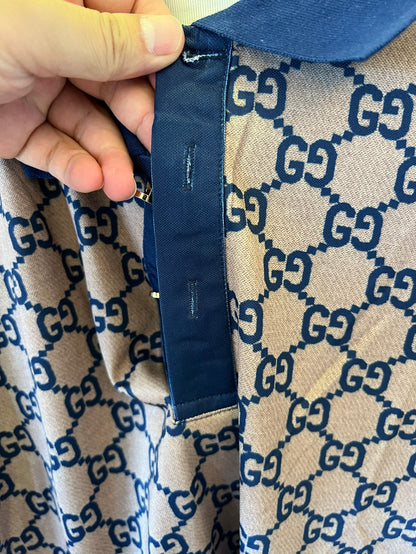Camisa polo bege e azul marinho com monograma Gucci e estampa GG