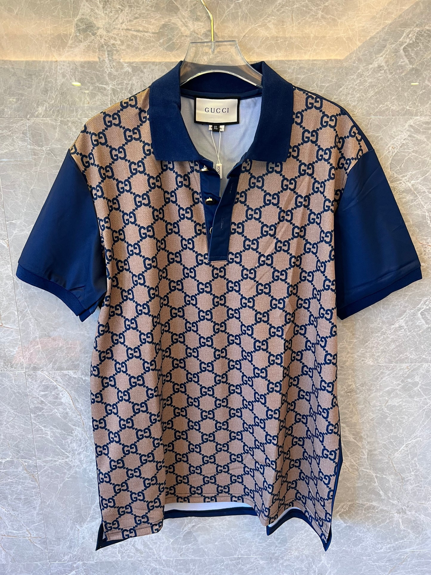 Camisa polo bege e azul marinho com monograma Gucci e estampa GG