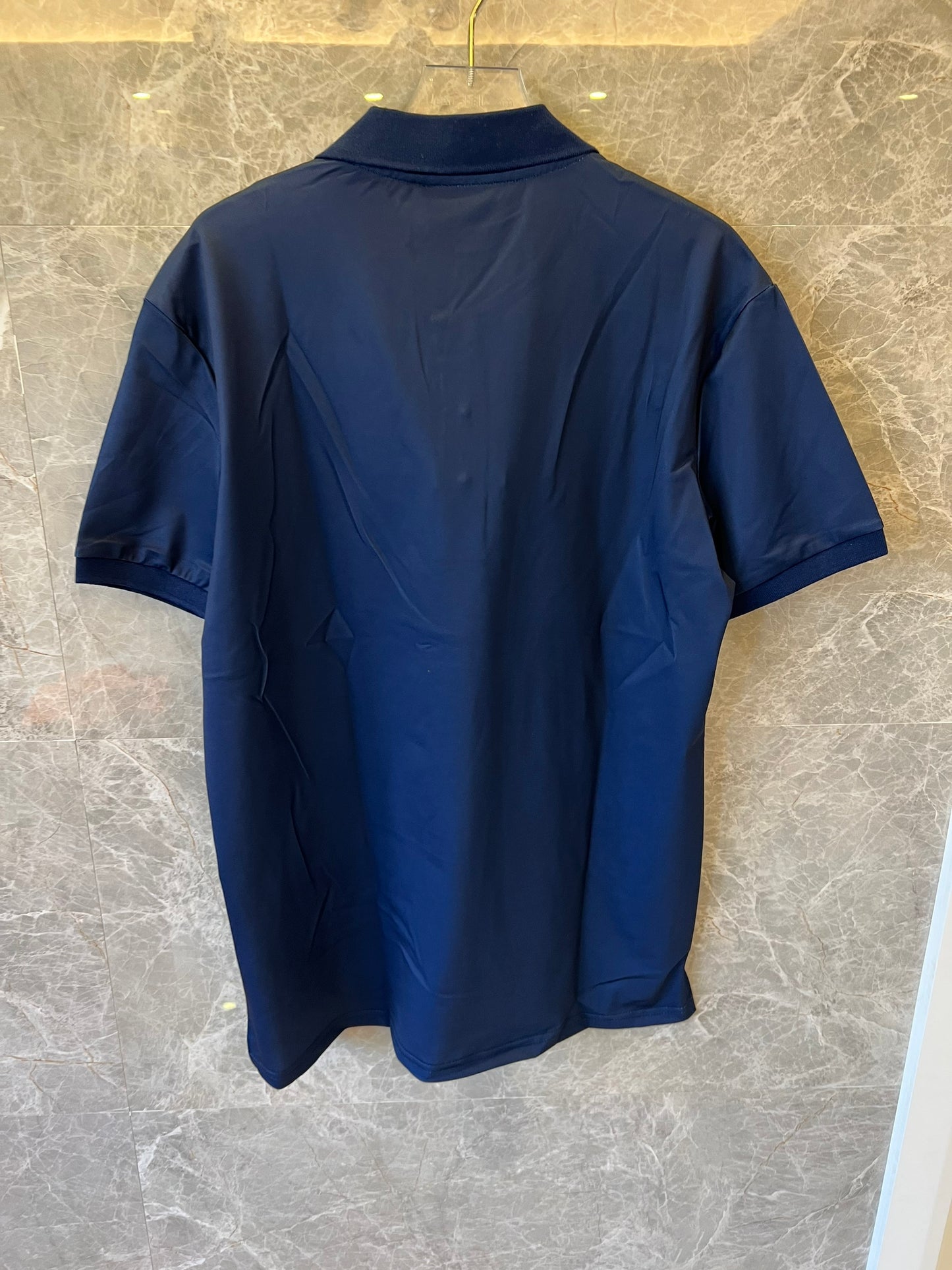 Camisa polo bege e azul marinho com monograma Gucci e estampa GG