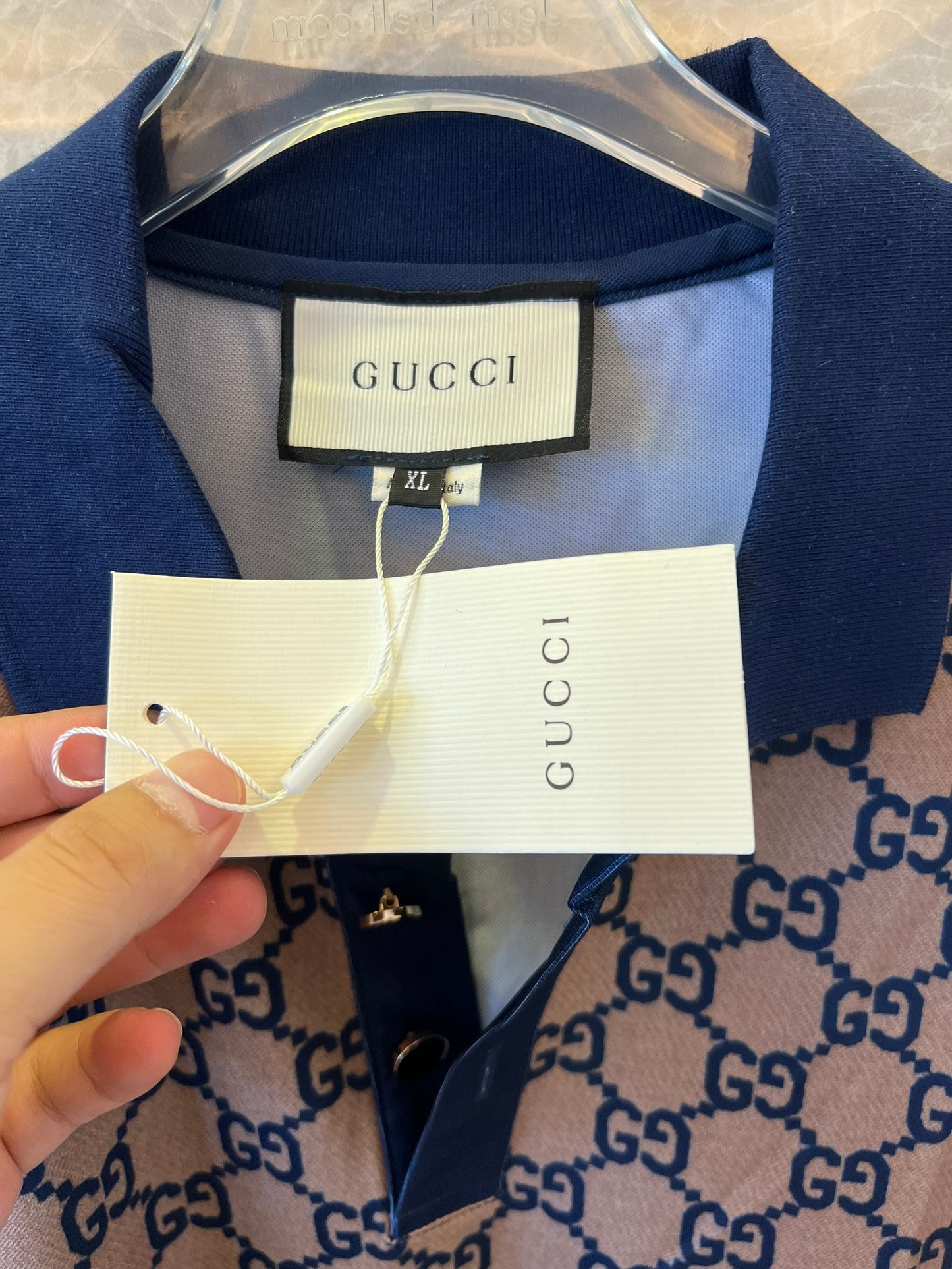 Camisa polo bege e azul marinho com monograma Gucci e estampa GG