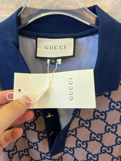 Camisa polo bege e azul marinho com monograma Gucci e estampa GG