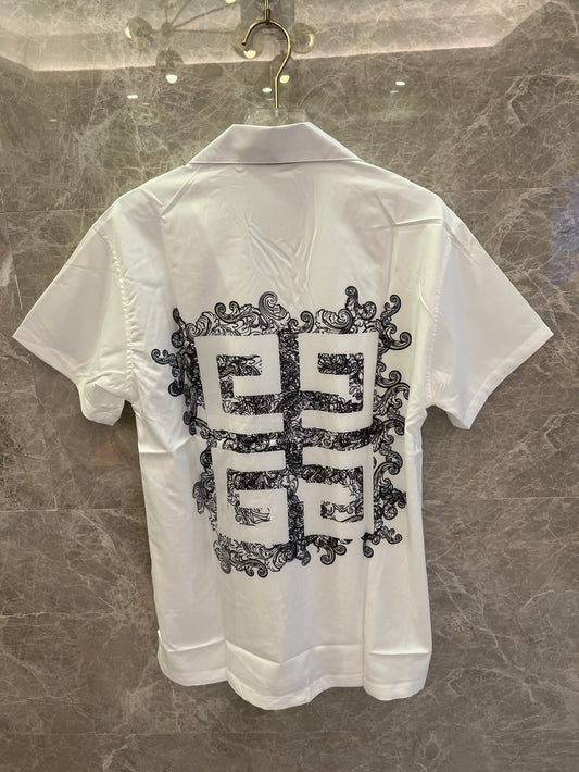 Camisa blanca de manga corta con el logotipo de Givenchy: elegante diseño bordado