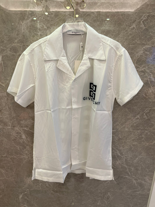Camisa blanca de manga corta con el logotipo de Givenchy: elegante diseño bordado