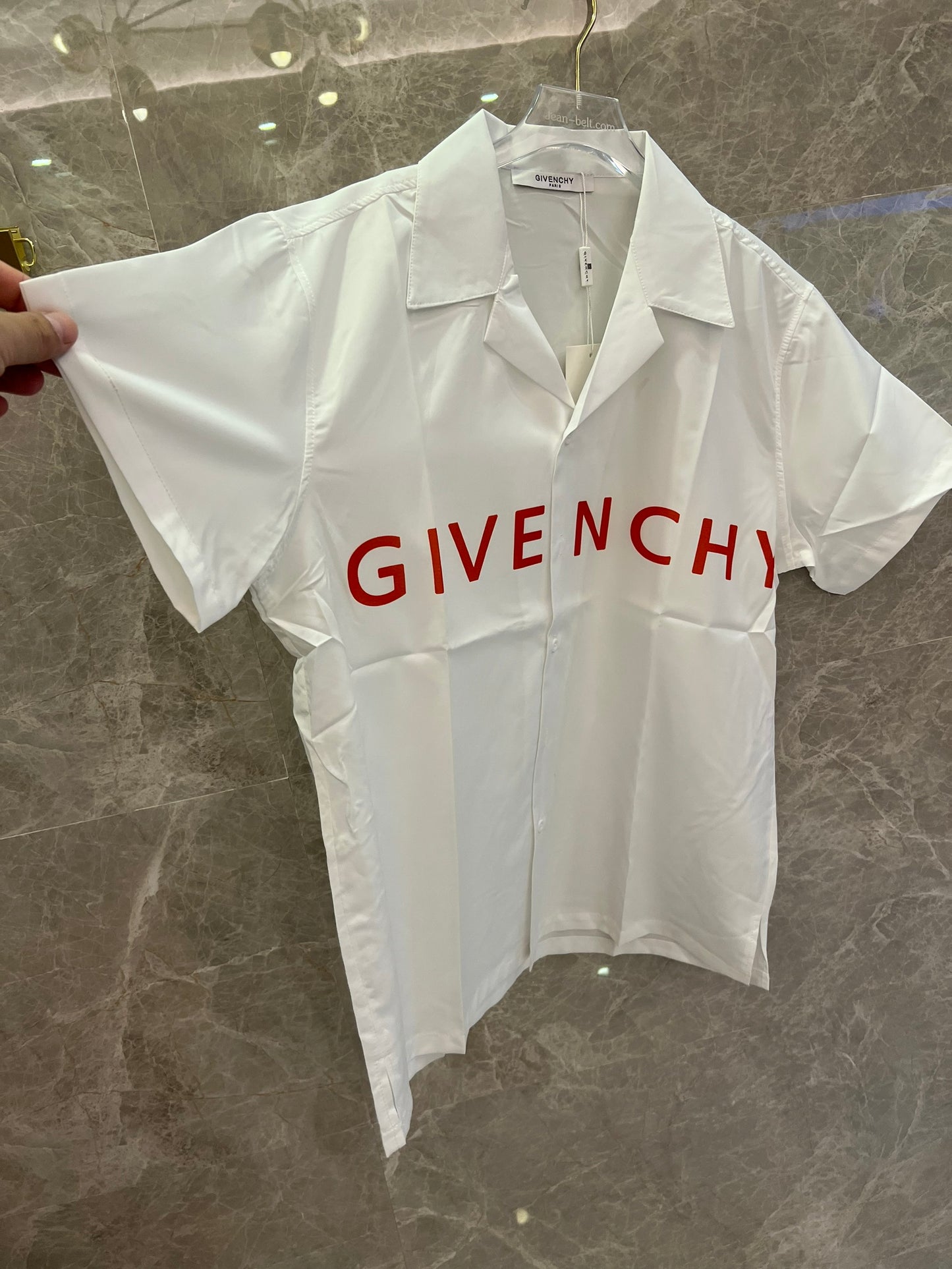 Camisa blanca de manga corta abotonada de Givenchy con un llamativo estampado de logotipo rojo.