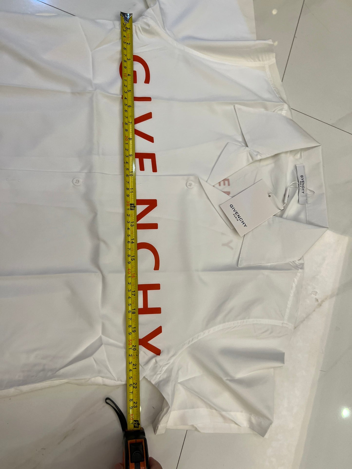 Camisa blanca de manga corta abotonada de Givenchy con un llamativo estampado de logotipo rojo.
