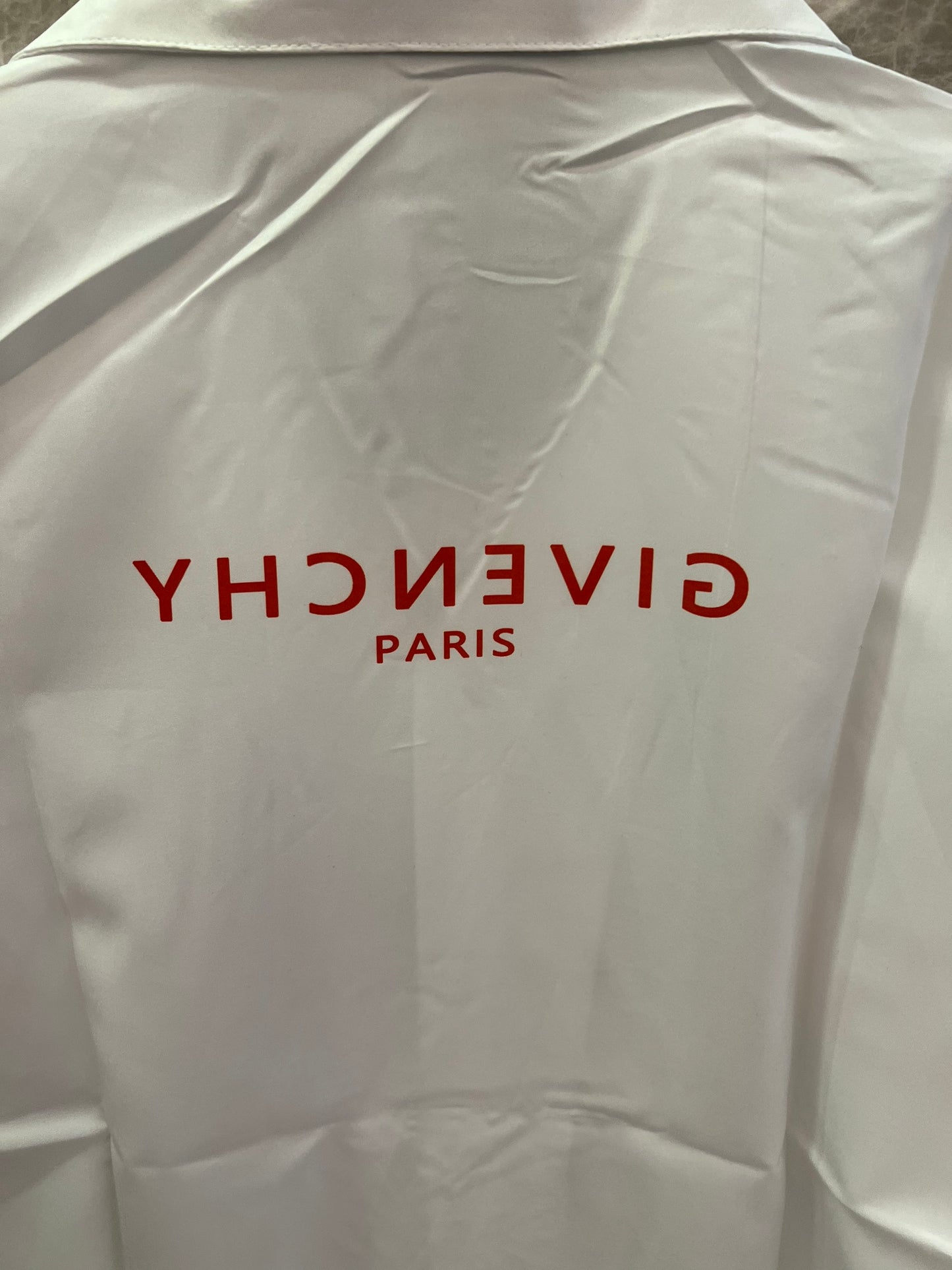Camisa blanca de manga corta abotonada de Givenchy con un llamativo estampado de logotipo rojo.