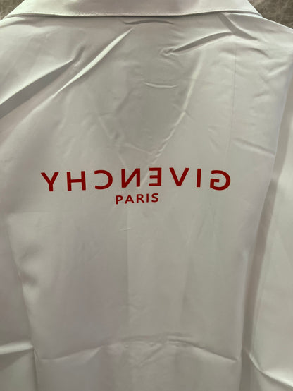 Camisa blanca de manga corta abotonada de Givenchy con un llamativo estampado de logotipo rojo.