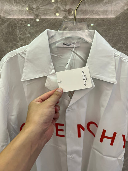Camisa blanca de manga corta abotonada de Givenchy con un llamativo estampado de logotipo rojo.