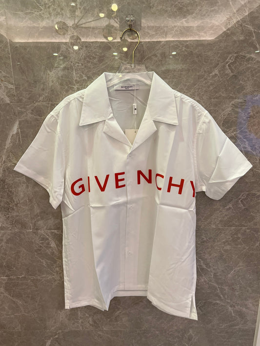 Camisa blanca de manga corta abotonada de Givenchy con un llamativo estampado de logotipo rojo.