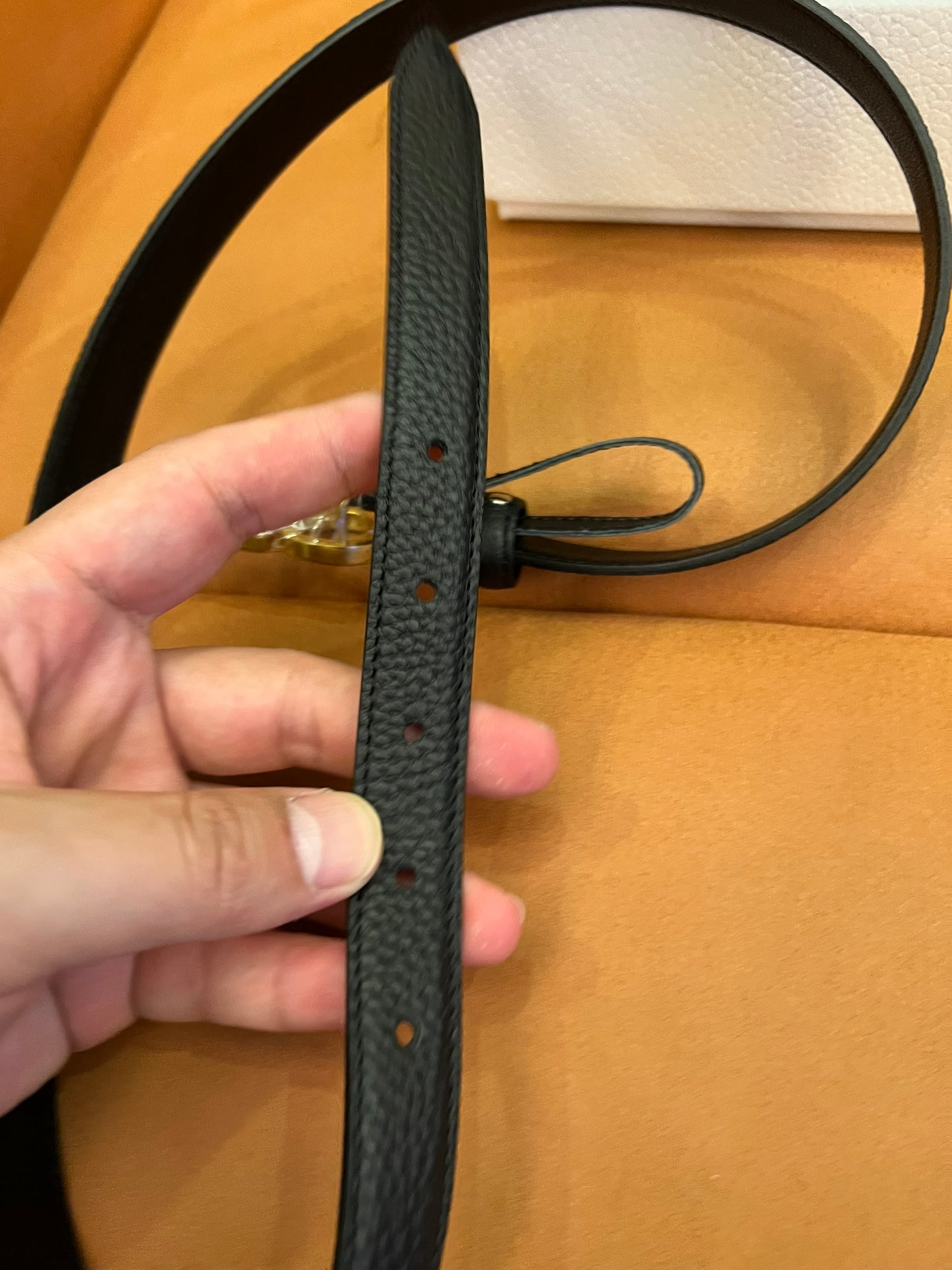 Cinto Dior de couro preto com fivela de CD dourada