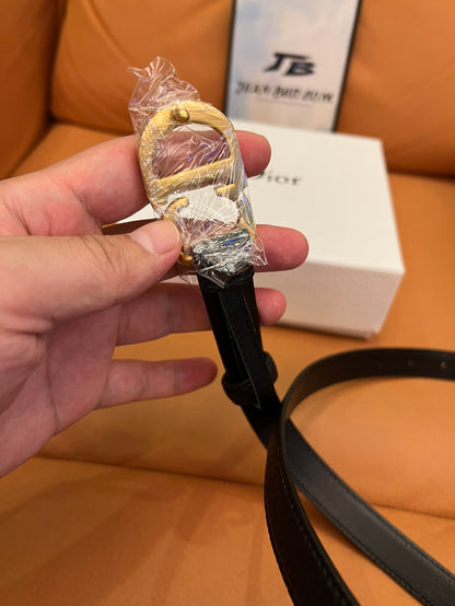 Cinto Dior de couro preto com fivela de CD dourada
