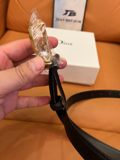 Cinto Dior de couro preto com fivela de CD dourada