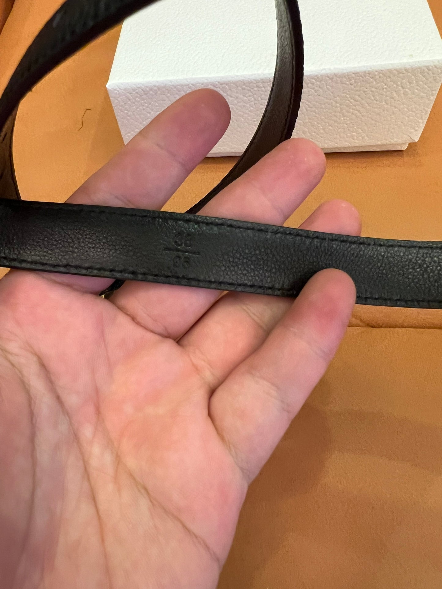 Cinto Dior de couro preto com fivela de CD dourada