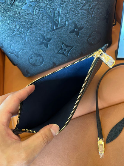 Bolso de mano Neverfull de piel negra de Louis Vuitton
