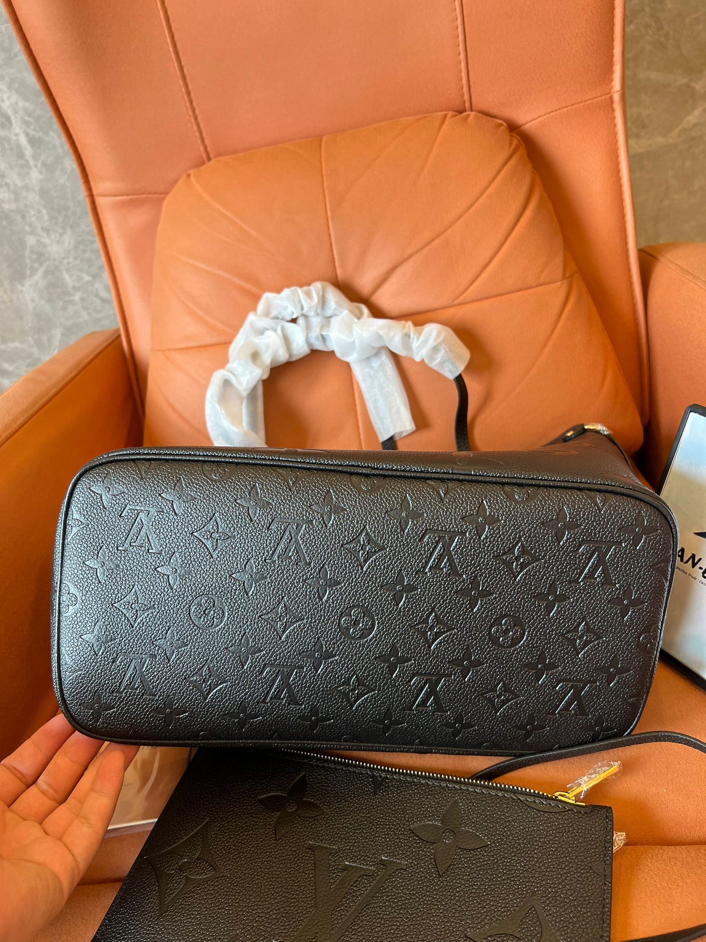 Bolso de mano Neverfull de piel negra de Louis Vuitton