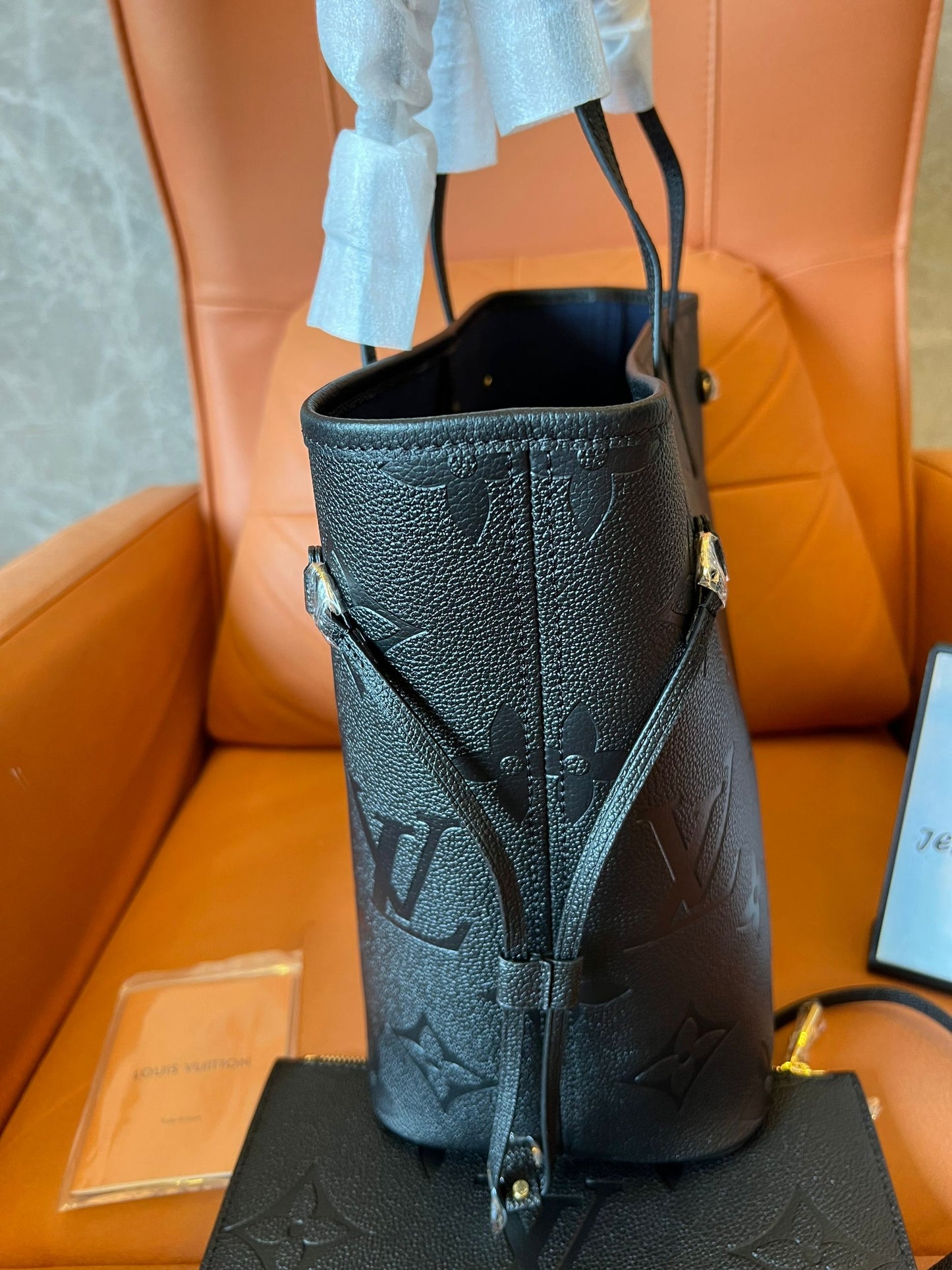 Bolso de mano Neverfull de piel negra de Louis Vuitton