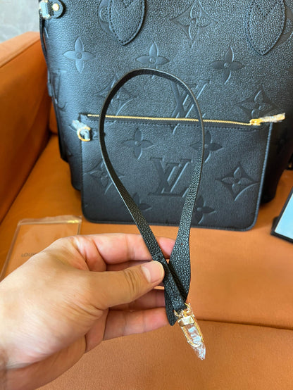 Bolso de mano Neverfull de piel negra de Louis Vuitton