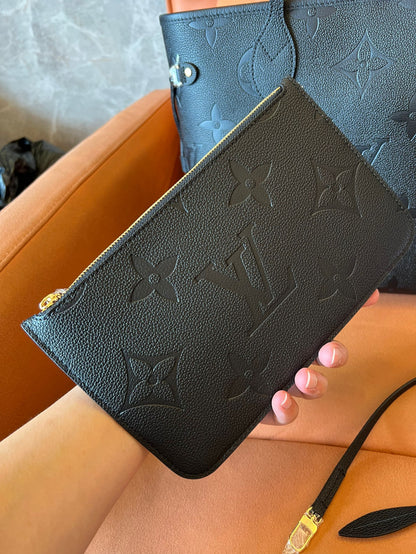 Bolso de mano Neverfull de piel negra de Louis Vuitton