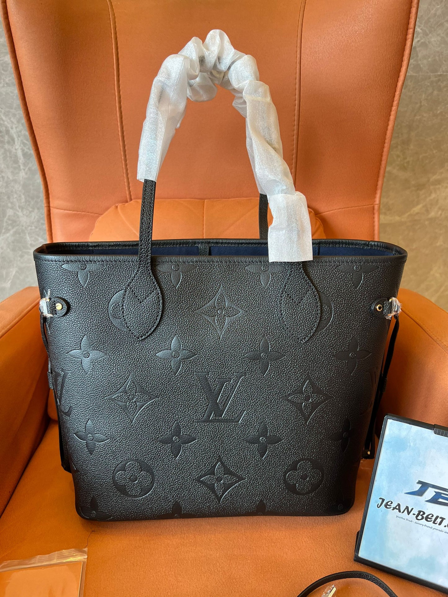 Bolso de mano Neverfull de piel negra de Louis Vuitton