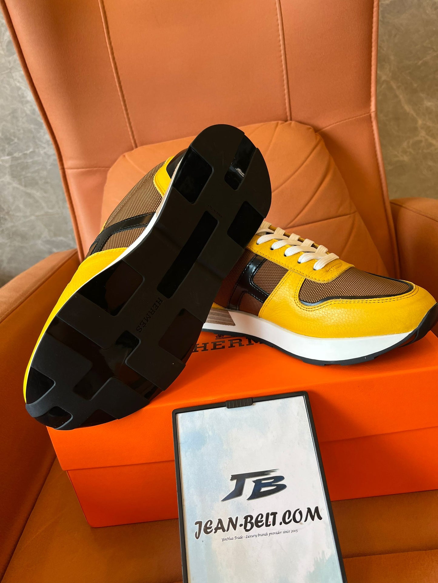 Zapatillas deportivas Hermes en amarillo y marrón
