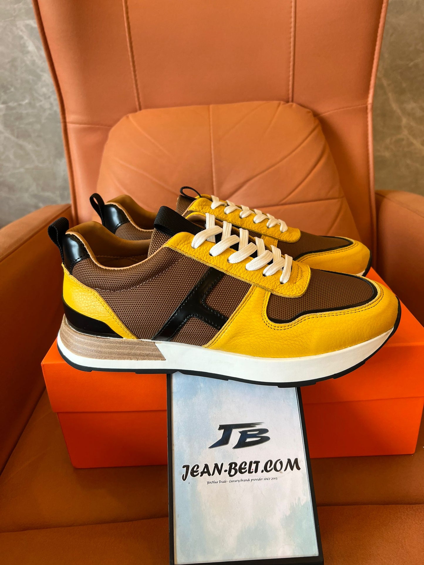 Zapatillas deportivas Hermes en amarillo y marrón