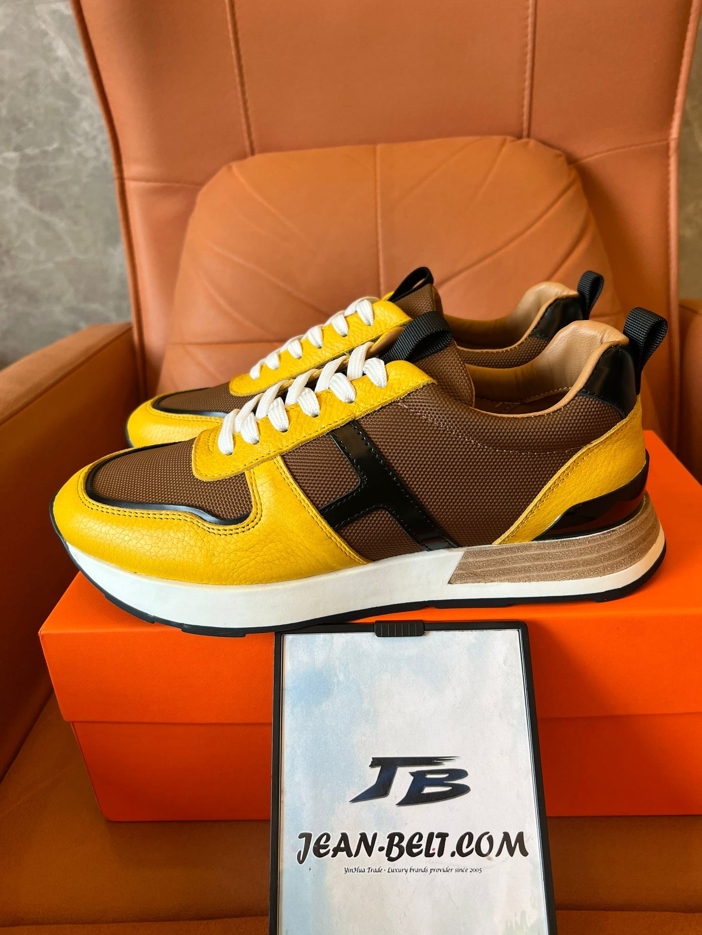 Zapatillas deportivas Hermes en amarillo y marrón