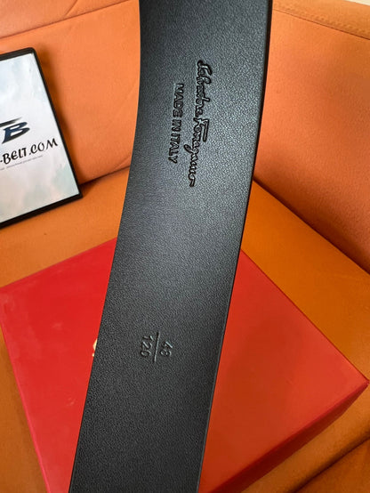 Cinturón Salvatore Ferragamo de piel negra repujada con hebilla gancini plateada