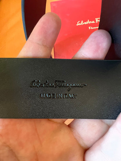 Cinturón Salvatore Ferragamo de piel negra repujada con hebilla gancini plateada
