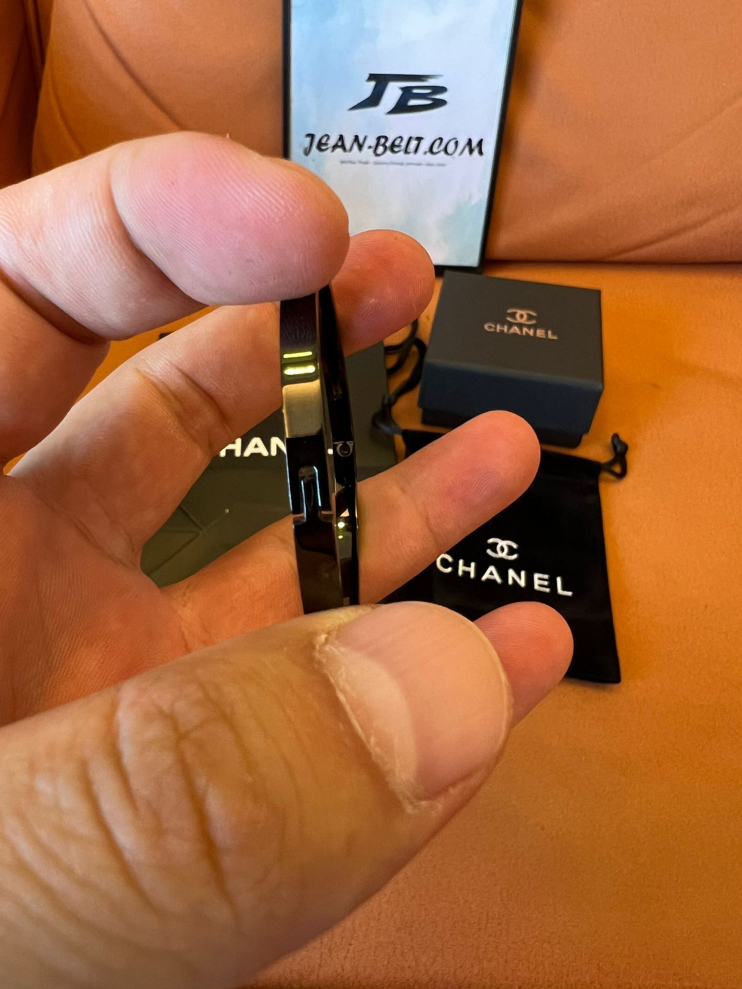 Pulsera con el logotipo CC de esmalte negro de Chanel