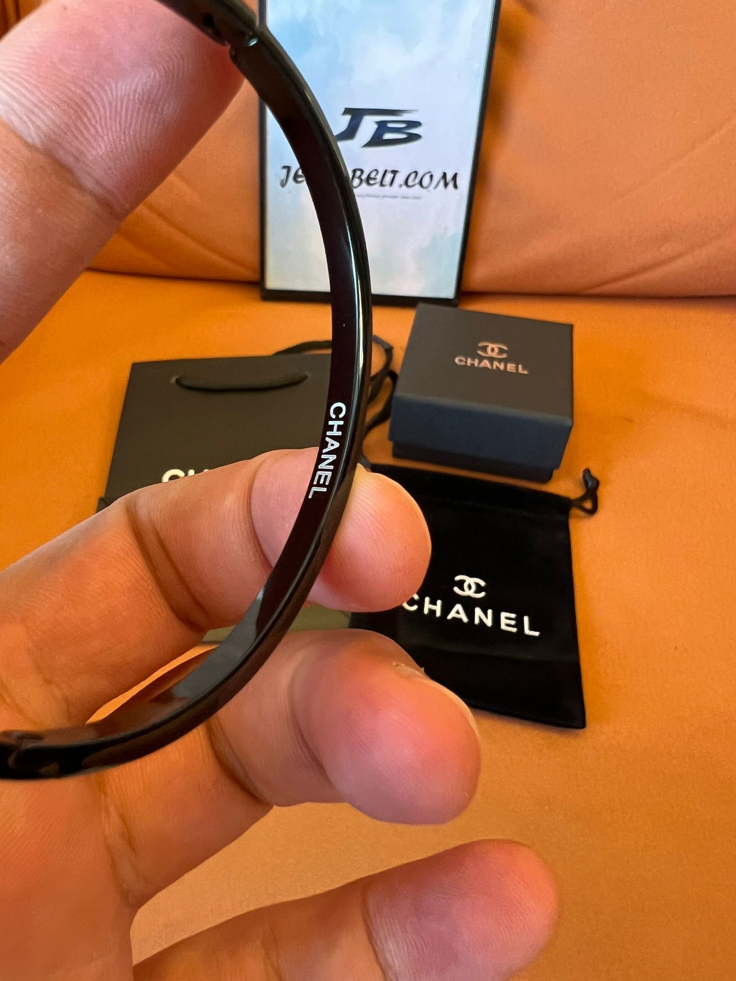 Pulsera con el logotipo CC de esmalte negro de Chanel