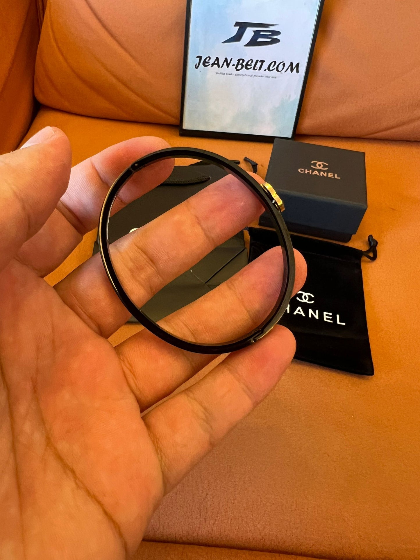 Pulsera con el logotipo CC de esmalte negro de Chanel