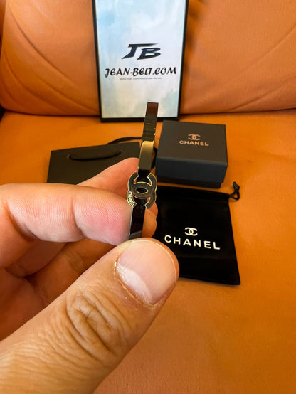 Pulsera con el logotipo CC de esmalte negro de Chanel