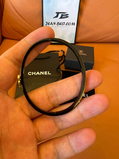 Pulsera con el logotipo CC de esmalte negro de Chanel