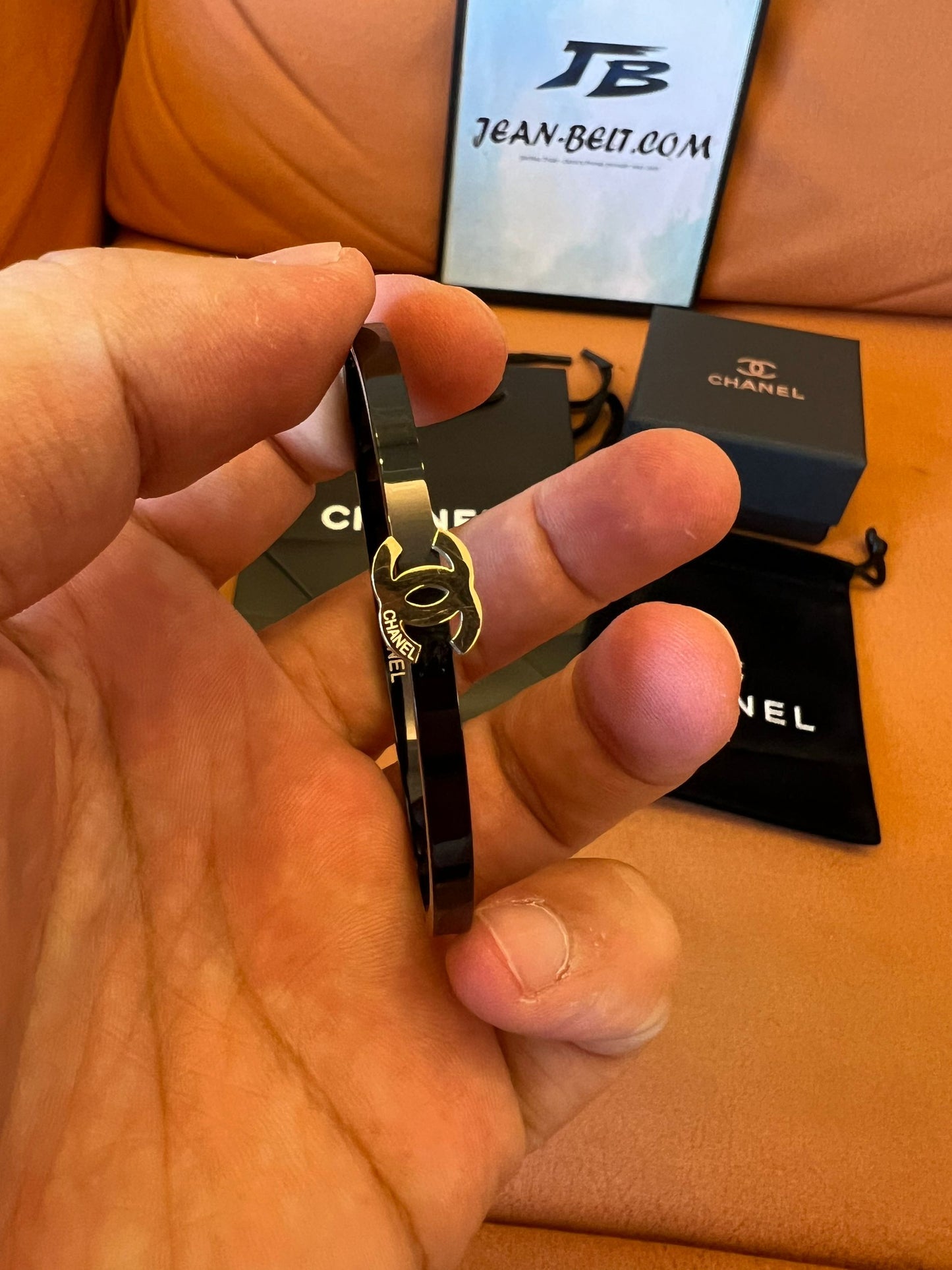 Pulsera con el logotipo CC de esmalte negro de Chanel