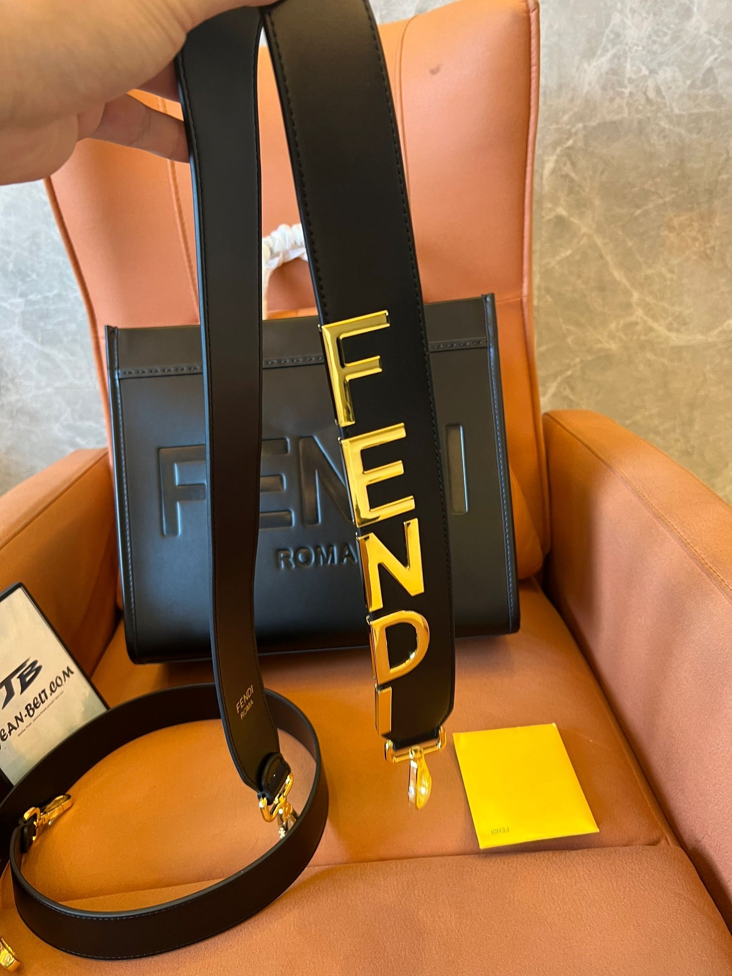 Fendi sunshine grande bolsa de couro preta com alça