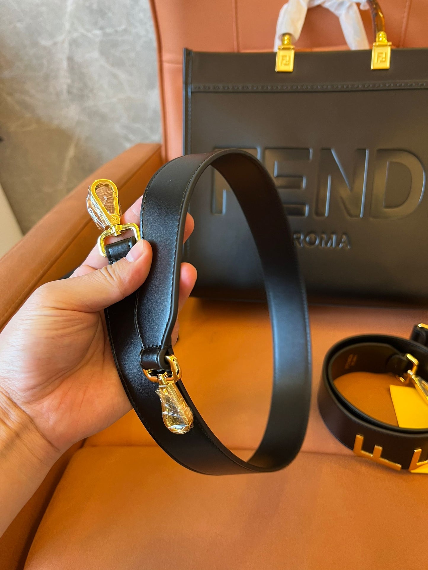 Fendi sunshine grande bolsa de couro preta com alça