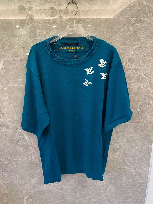 Camiseta de punto verde azulado de Louis Vuitton con motivo de trompetista y logotipos LV