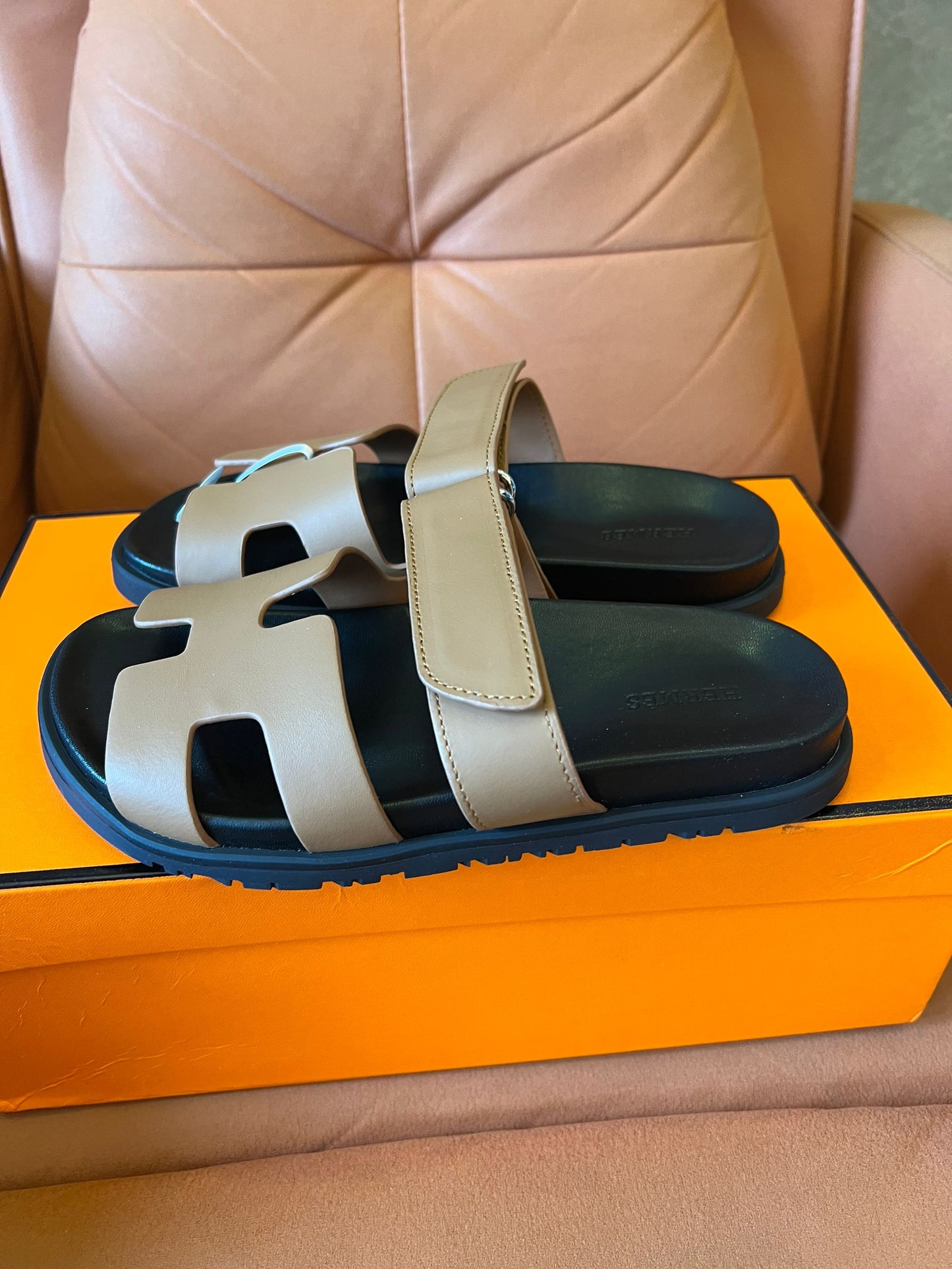 Sandálias chipre Hermès em couro bege