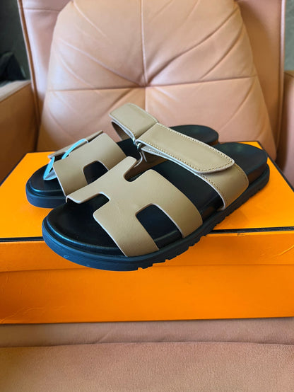 Sandálias chipre Hermès em couro bege
