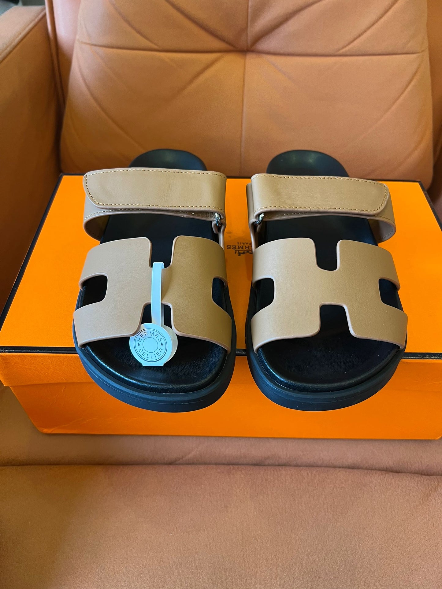 Sandálias chipre Hermès em couro bege
